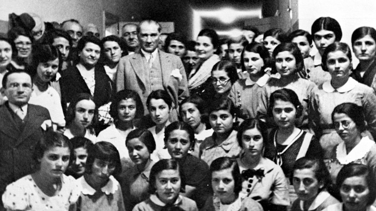 Atatürk törenlerle anılıyor