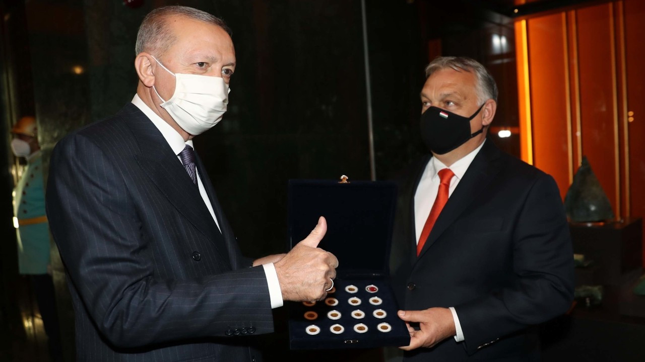 Macaristan Başbakanı Türkiye'ye ait 101 parça eseri iade etti
