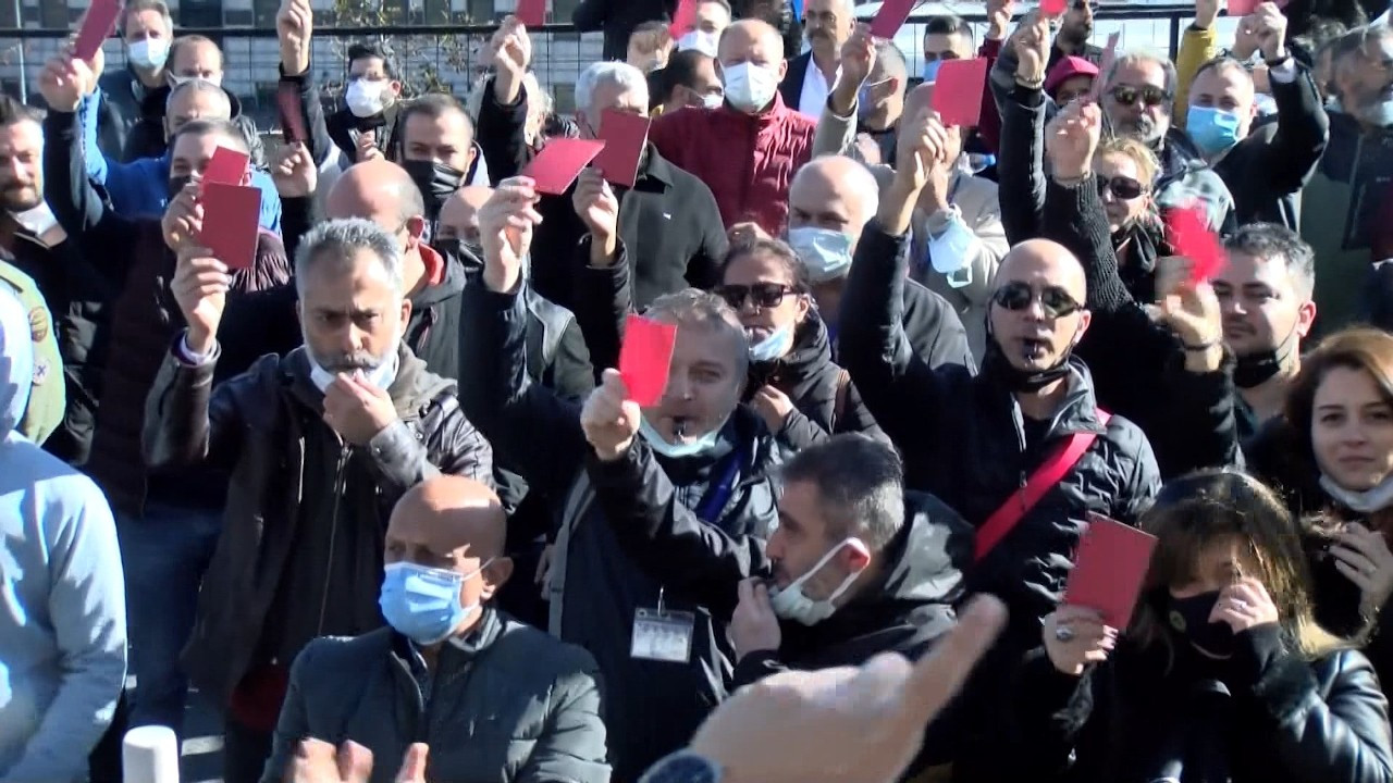 Onur Air çalışanlarından 'kırmızı kart'lı protesto 