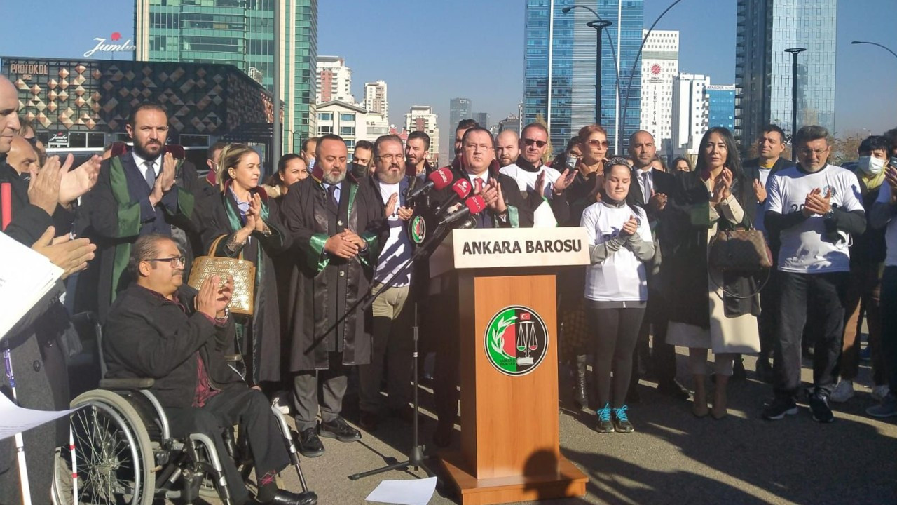 Ankara’da avukatlardan bayrak yarışıyla  protesto