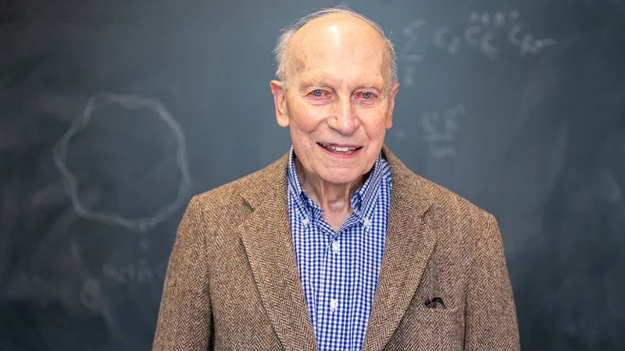 Emekli doktor 89 yaşında fizik doktorasını  tamamladı