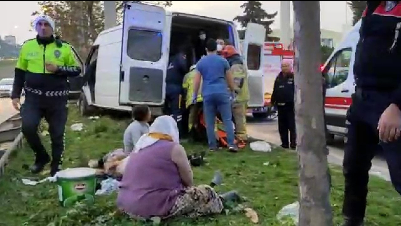 Gemlik’te tarım işçilerini taşıyan minibüs kaza yaptı: 13 yaralı
