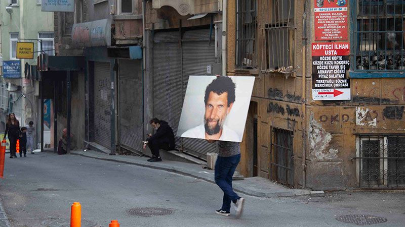 Osman Kavala portresi İstanbul sokaklarında - Sayfa 1