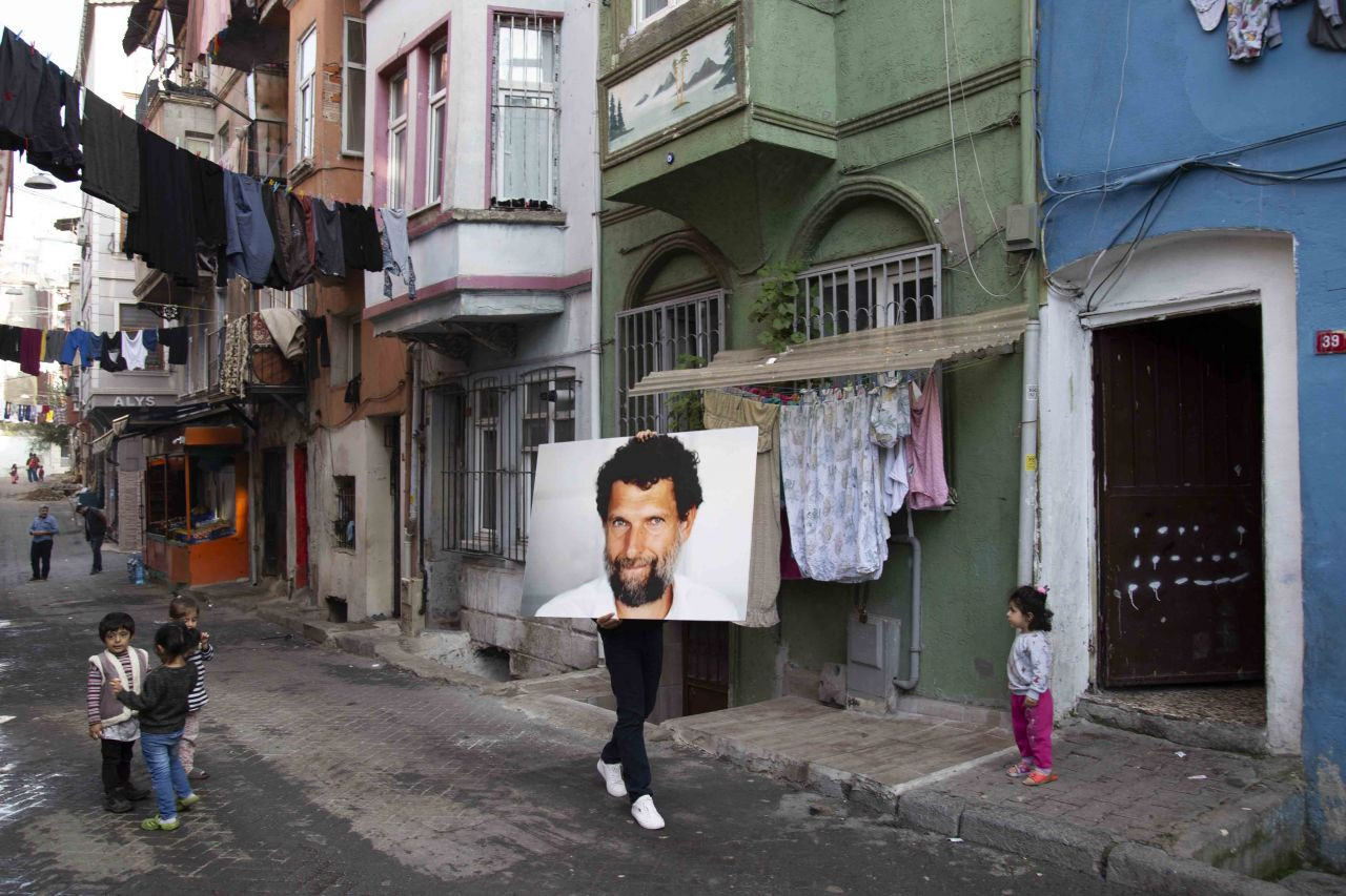 Osman Kavala portresi İstanbul sokaklarında - Sayfa 3