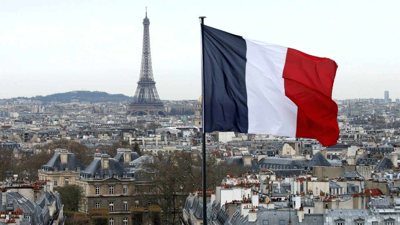 Fransa bayrağında ton değişimi: Parlak mavi, koyu lacivert oldu