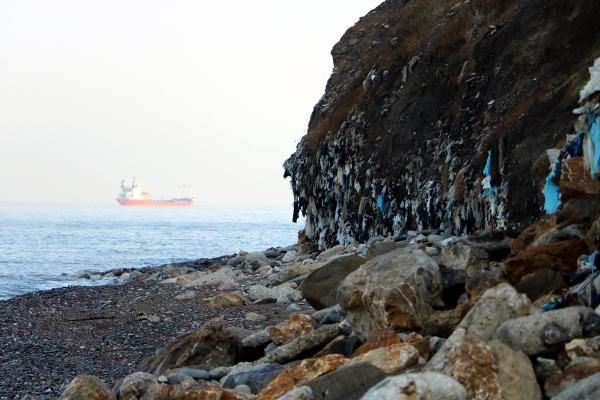 Deniz kıyısında çöp dağı: Tıbbi atıklar denize sürükleniyor - Sayfa 1