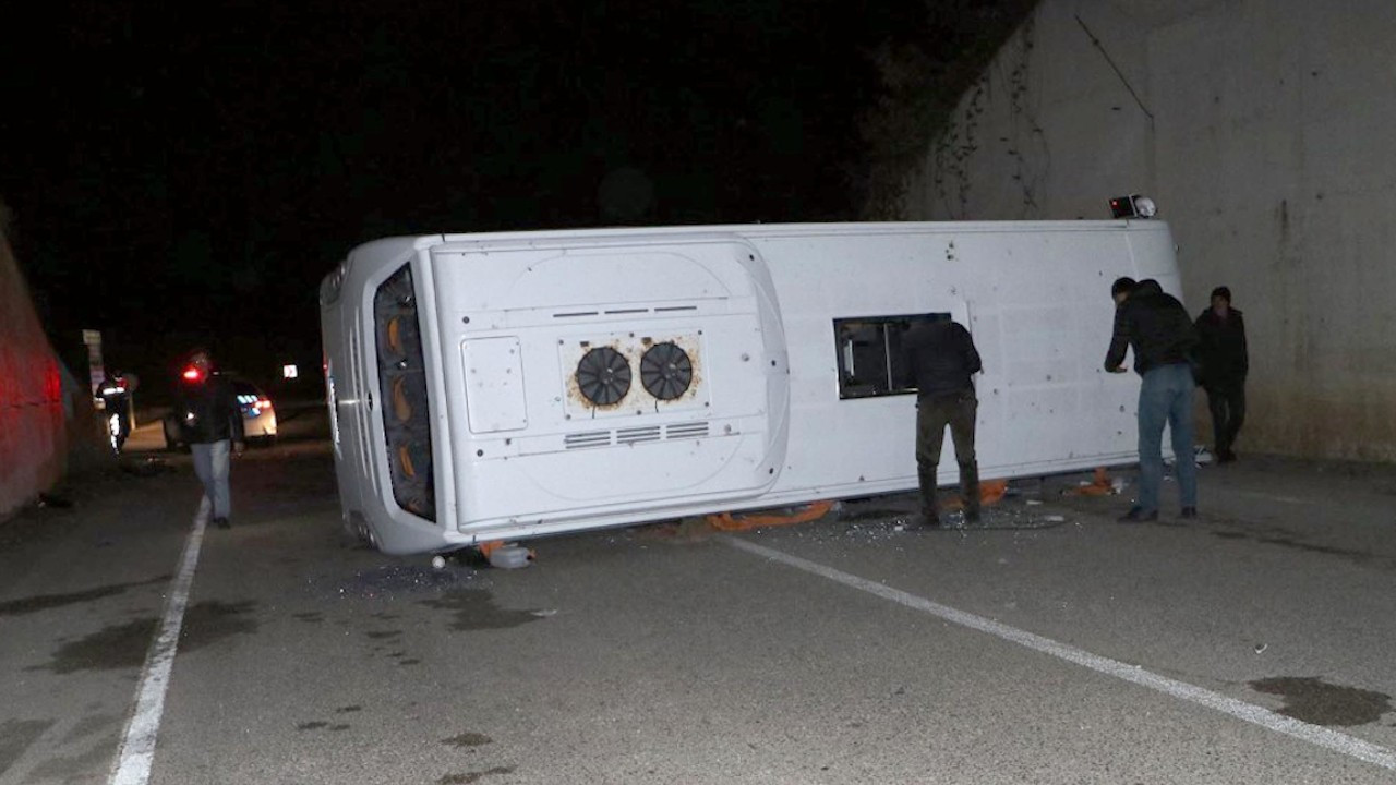 Tekirdağ'da askeri servis aracı kaza yaptı: 1'i ağır 14 yaralı