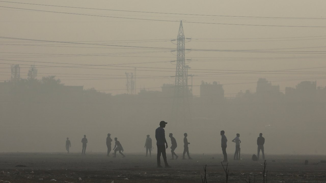 Yeni Delhi'de hava kirliliği nedeniyle okullar süresiz kapatıldı