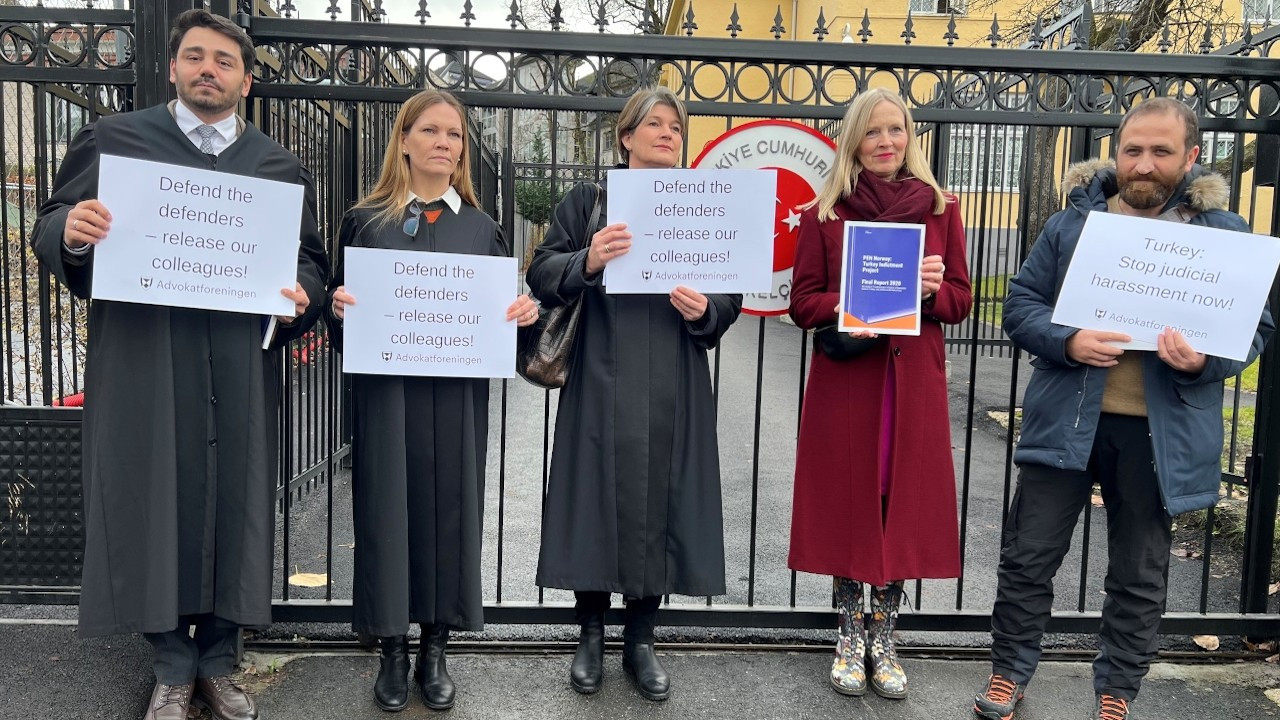 Norveçli avukatlardan Türkiye Büyükelçiliği önünde 'ÇHD' eylemi