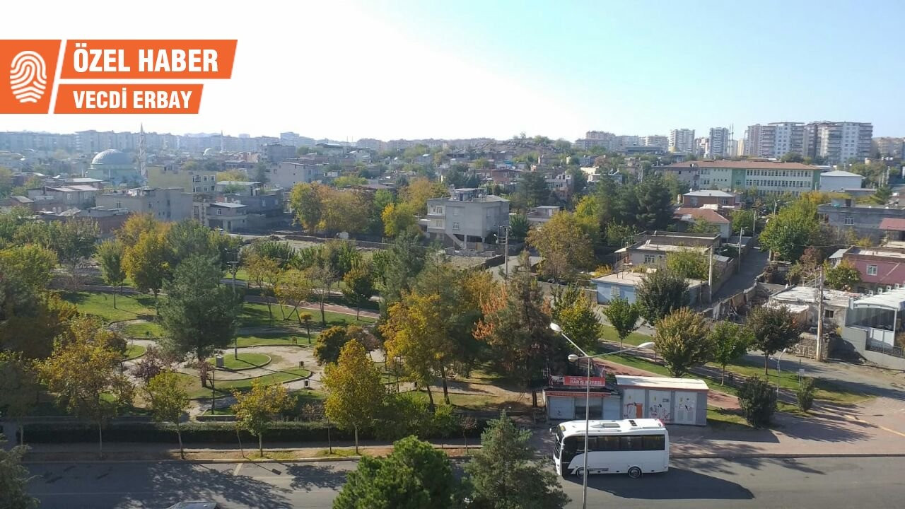 Orada, bir köy var Diyarbakır'da: İkiye bölünmüş...