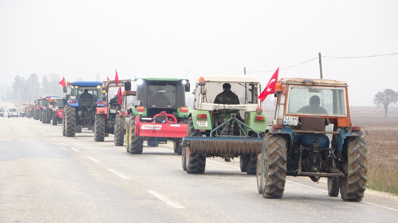 70 traktörle eylem yapan köylüler ÇED toplantısına engel oldu