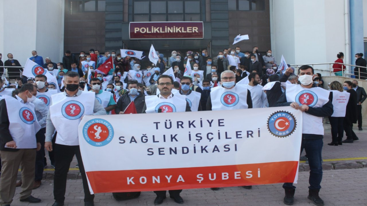 Konya’da sağlıkçılardan hastane önünde eylem: İşçiler 6 aylık ücretlerini alamadı