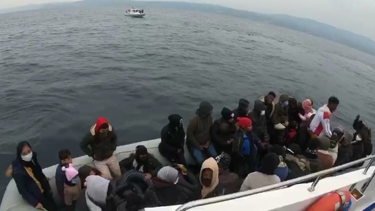 Ege Denizi'nde göçmenleri taşıyan bot battı