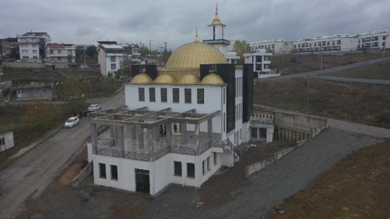 Camiye dava: Deniz manzarasını kapatıyor