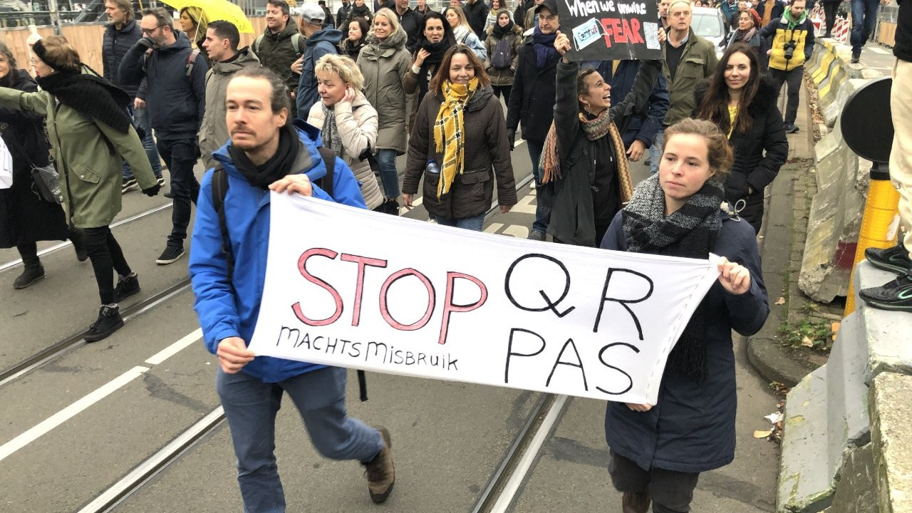 Hollanda’da Covid-19 protestoları: 40 gözaltı
