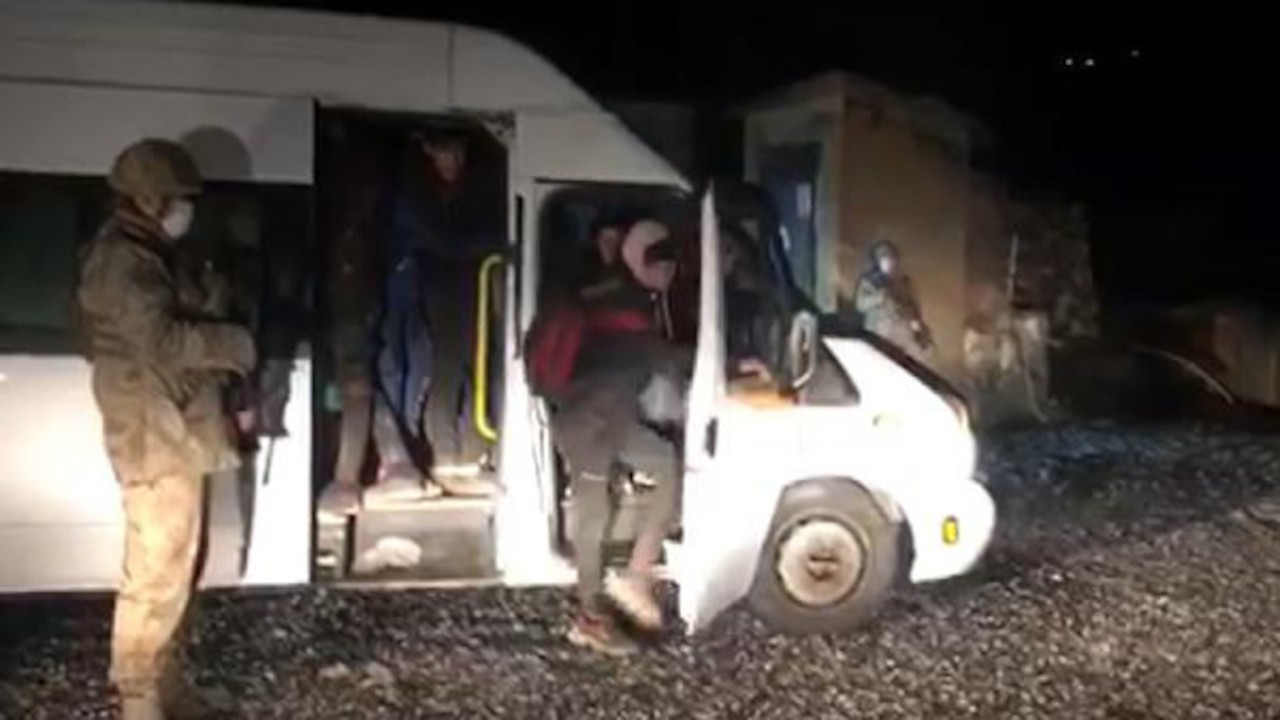 15'er kişilik iki minibüste 63 göçmen gözaltına alındı
