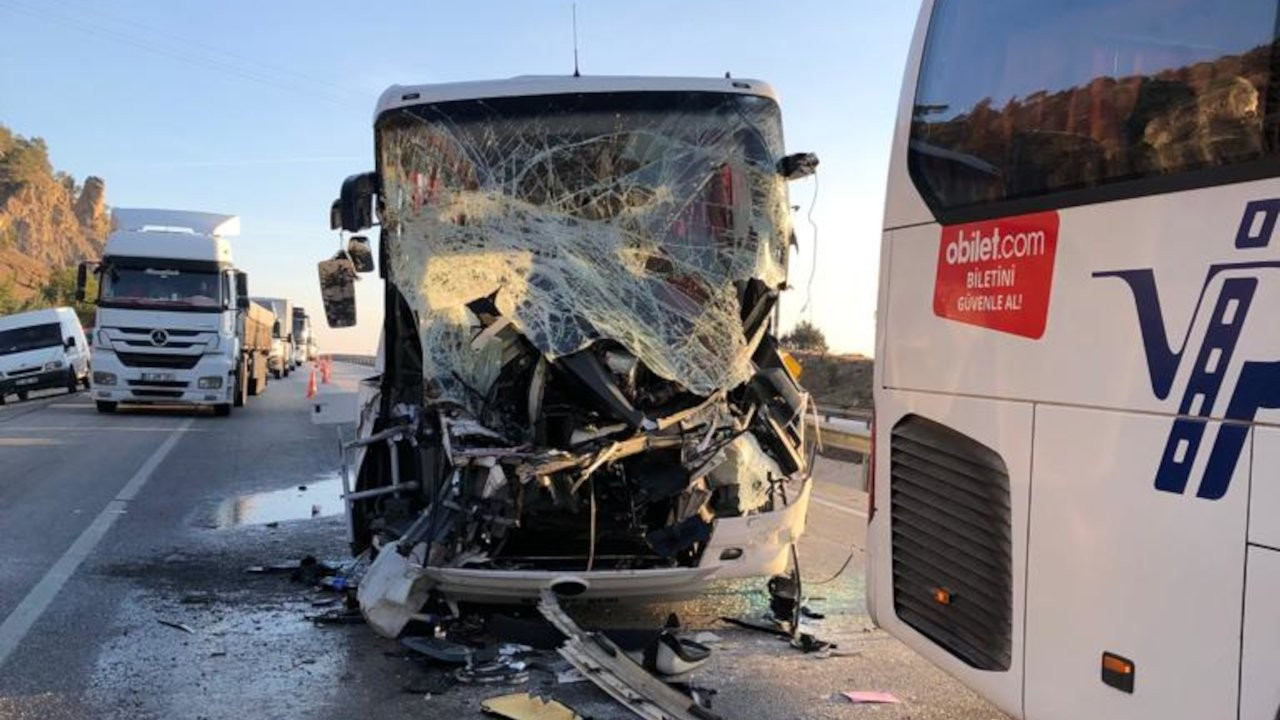 Yolcu otobüsü kaza yapan tırlara çarptı: 1 ölü, 35 yaralı