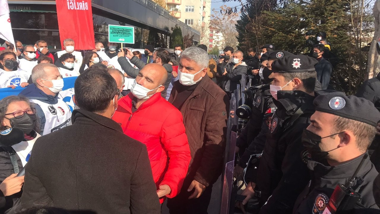 Ankara'ya yürüyen hekimlerin yolu Eskişehir'de kesildi