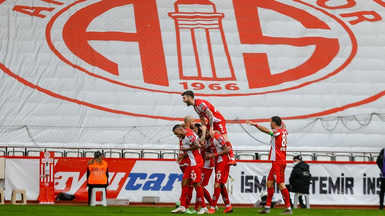 Antalya derbisini Antalyaspor farkla kazandı