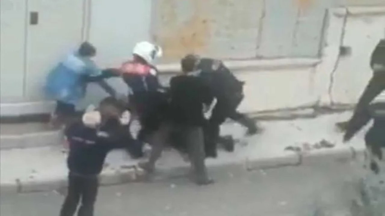 İzmir'de korna çalan kişiyi tekmeleyen polis görevden uzaklaştırıldı