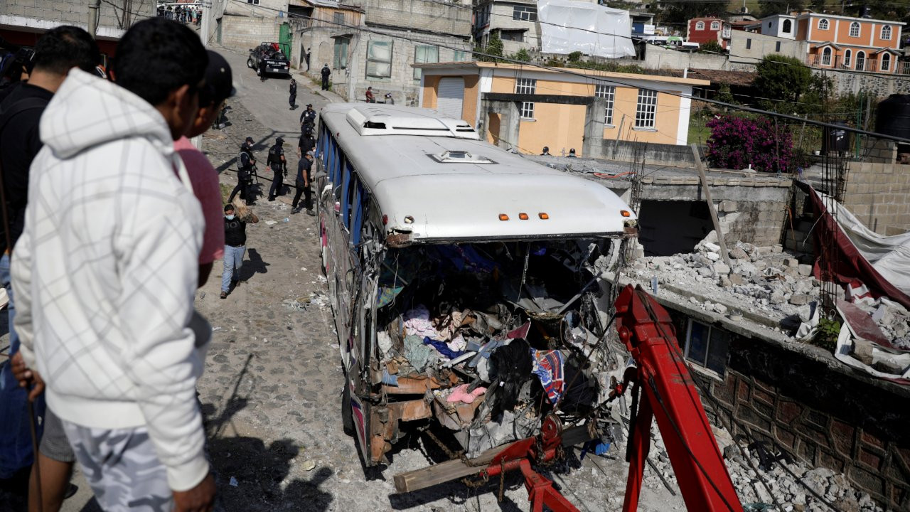 Meksika'da hac yolcularını taşıyan otobüs eve çarptı: 19 kişi öldü