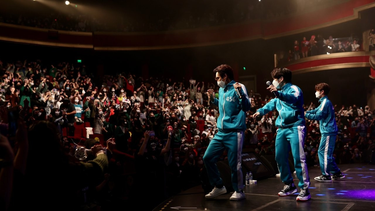 Güney Koreli grup A.C.E.'den Squid Game kostümüyle 'Erik Dalı'