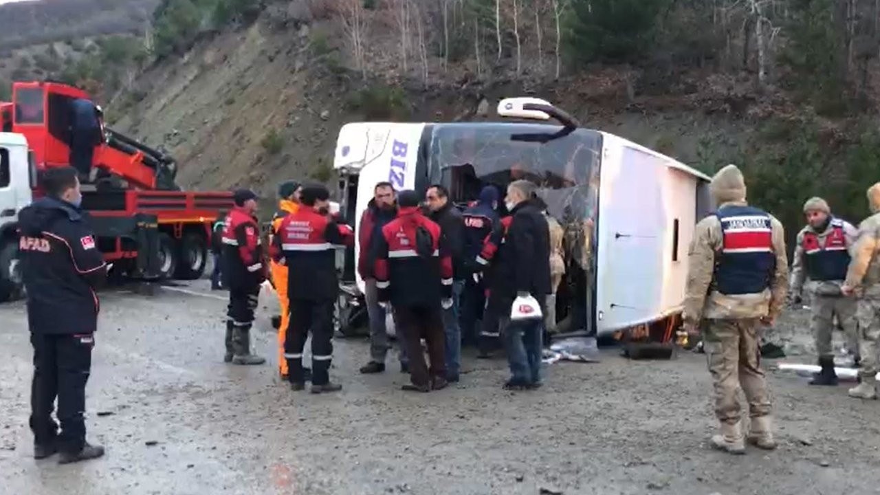 Erzincan'da yolcu otobüsü devrildi: 22 yaralı