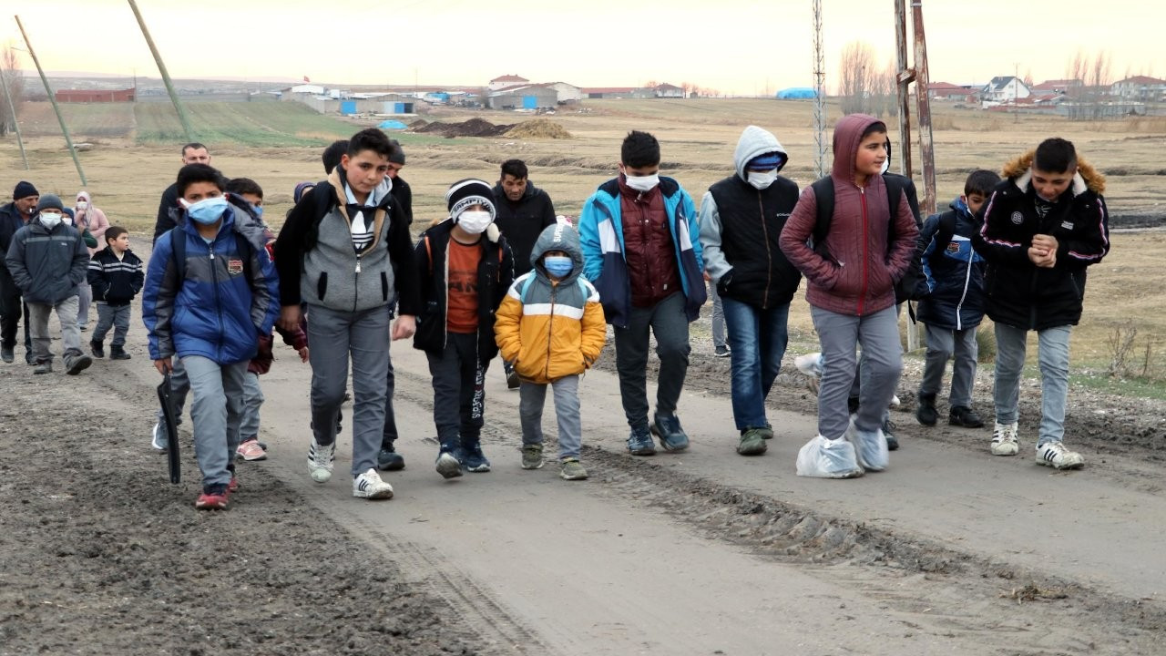 Ayaklarına poşet bağlayıp okul için her gün 3 kilometre yürüyorlar