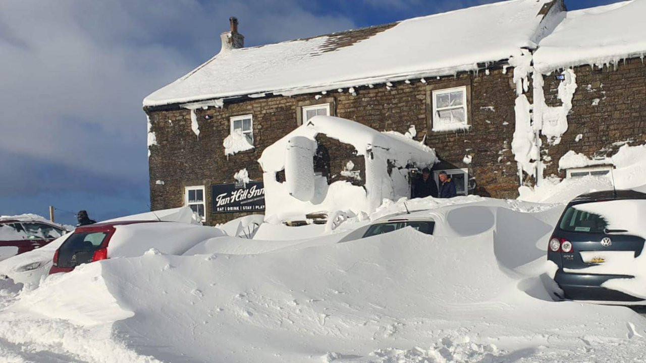 İngiltere'de pub müşterileri 3 gündür kar altında: Ayrılmak istemiyorlar