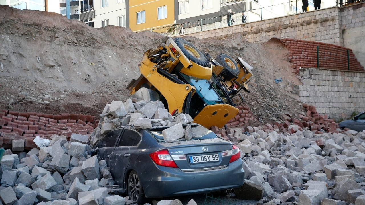 Kayseri'de istinat duvarı çöktü: 5 araçta hasar