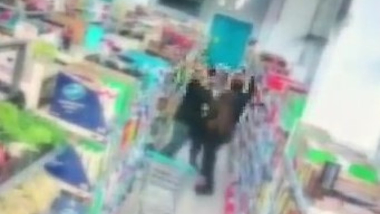 Maske takmayan müşteri market çalışanlarını silahla tehdit etti