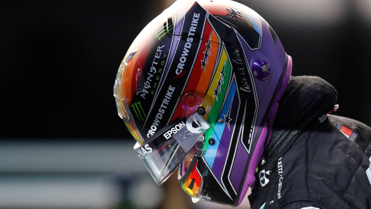 F1 pilotu Hamilton, Suudi Arabistan'daki LGBTİ yasalarını gökkuşağı kaskı ile protesto edecek