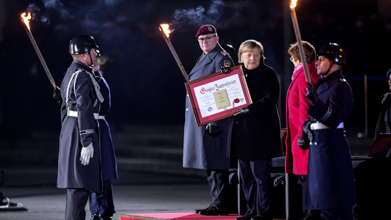 Merkel'e askeri veda töreni - Sayfa 3
