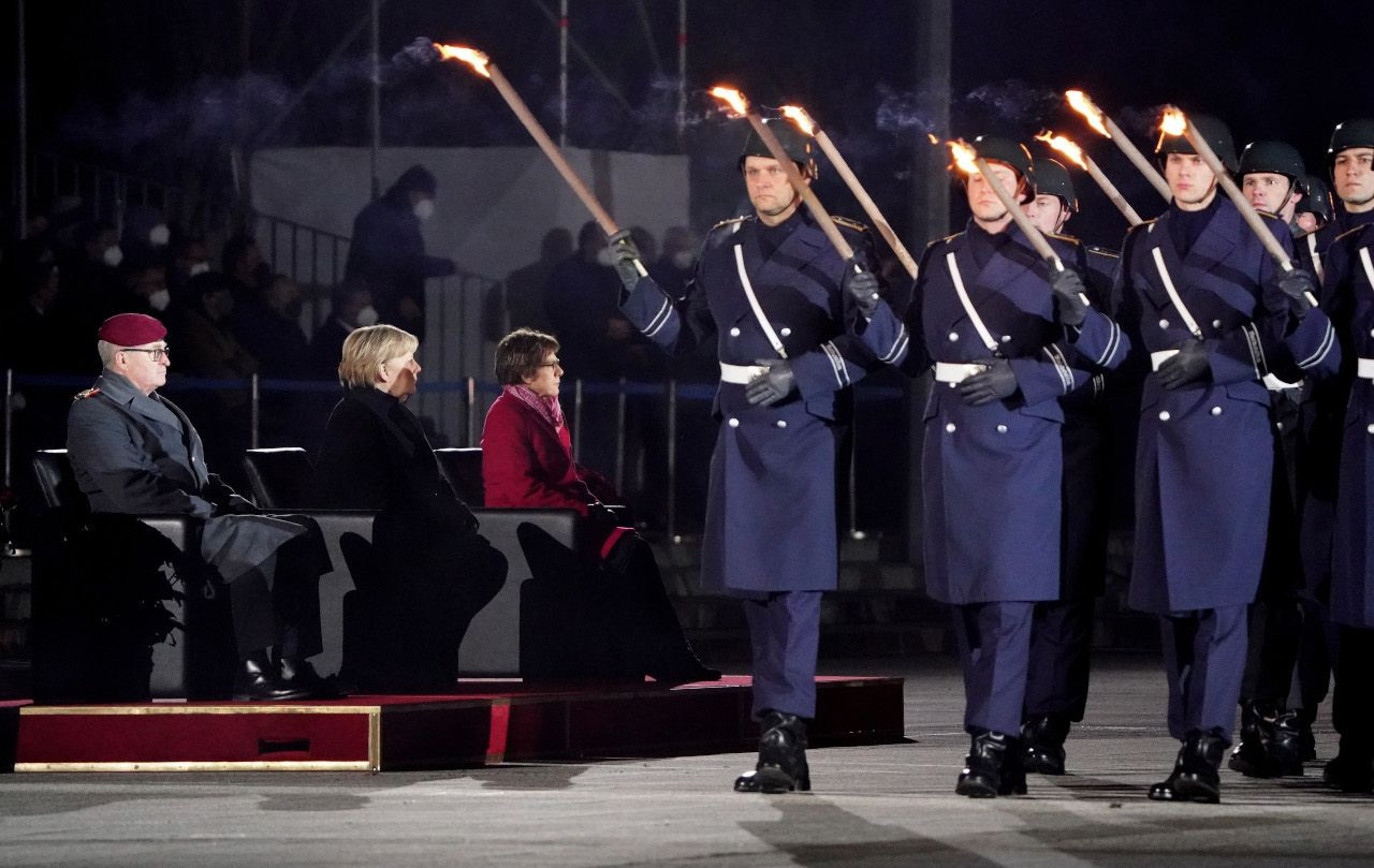 Merkel'e askeri veda töreni - Sayfa 2