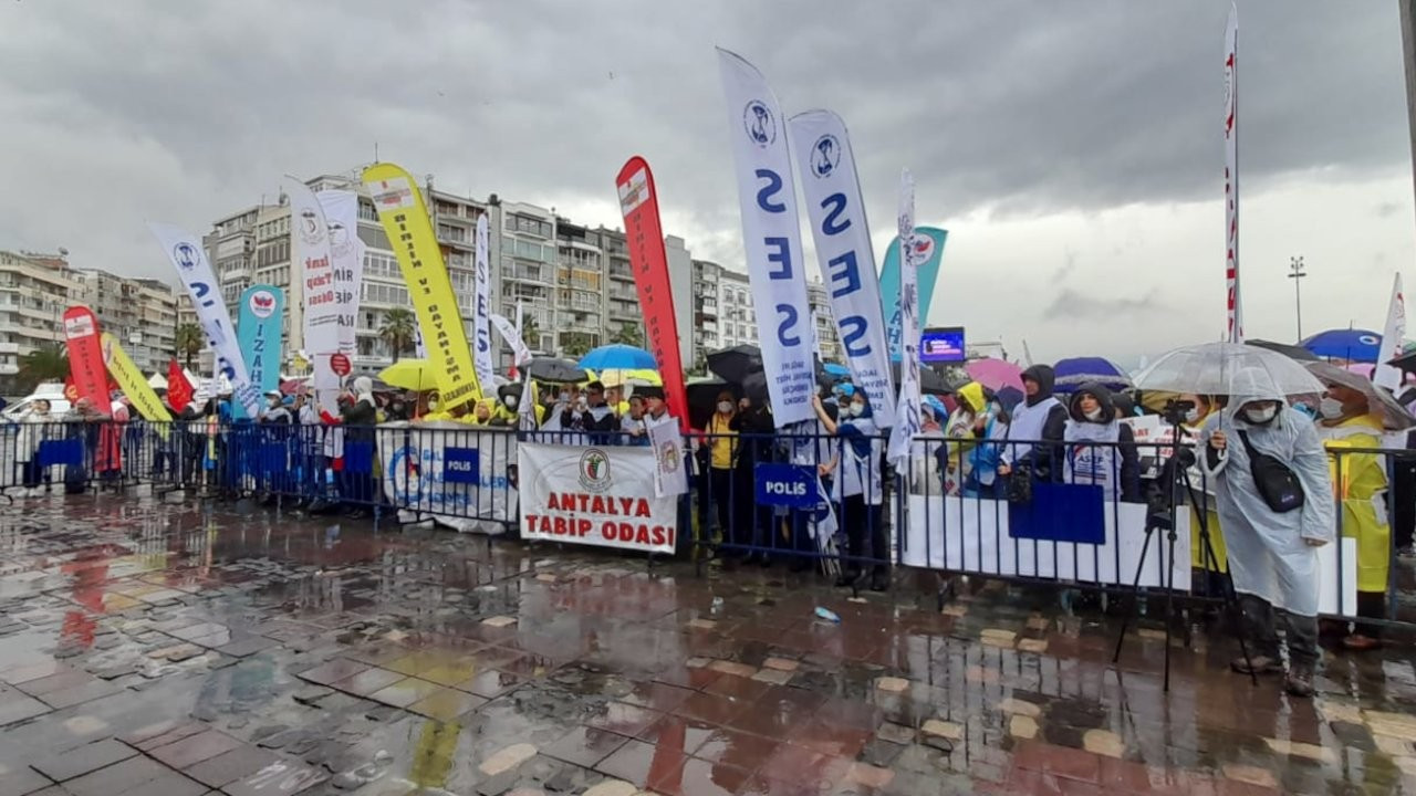 Sağlık emekçilerinden İzmir'de miting: Direne direne kazanacağız