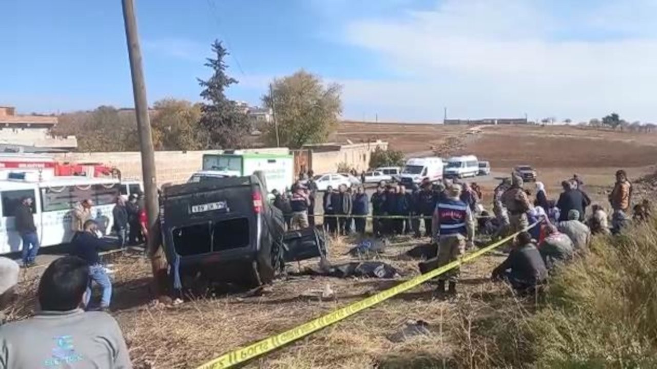 Kamyonetle hafif ticari araç çarpıştı: Anne ve 3 çocuğu öldü