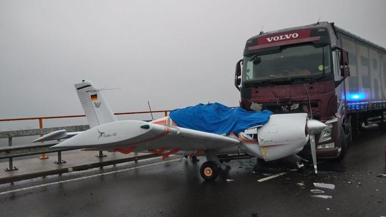 Almanya'da acil iniş yapan uçakla kamyon çarpıştı: 60 bin euroluk hasar var