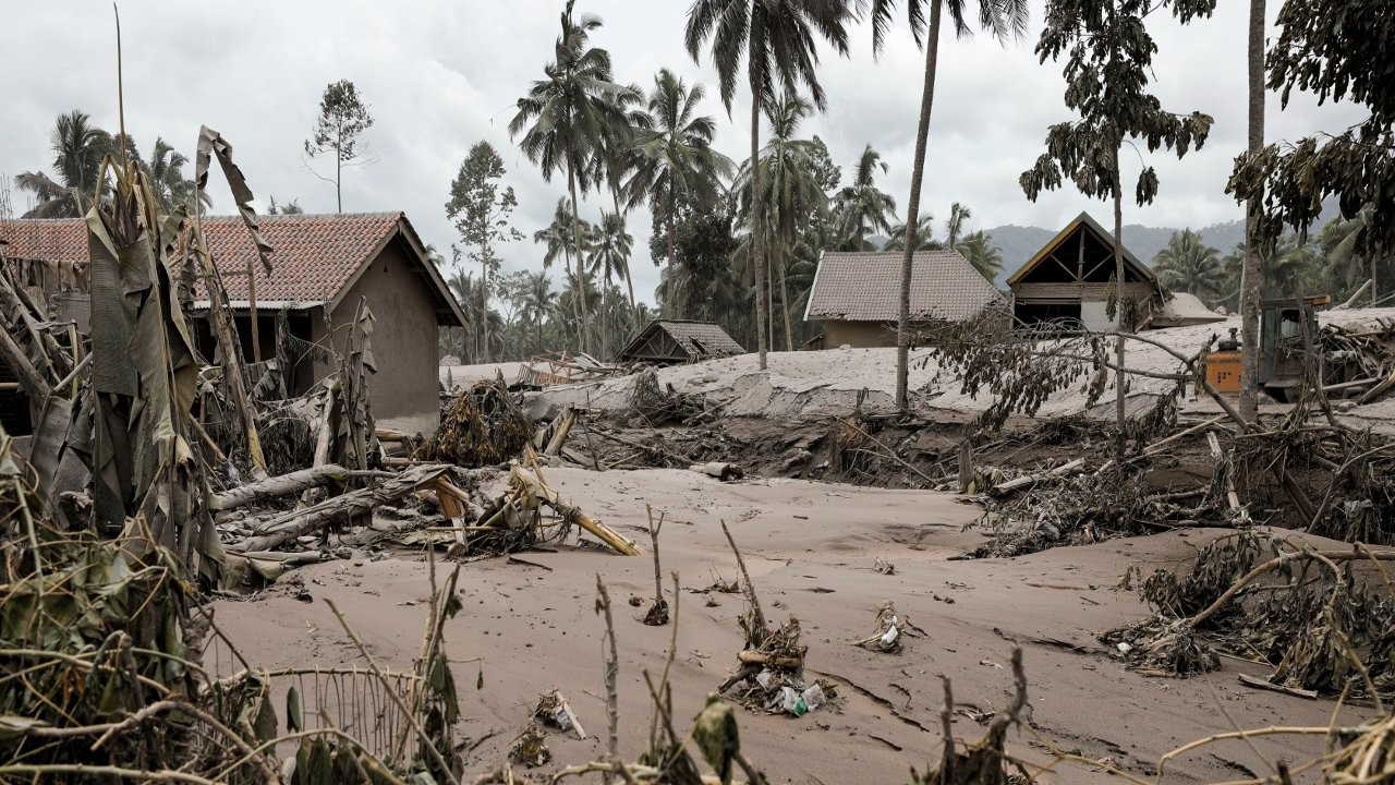 Endonezya'da volkan patlaması: En az 14 ölü