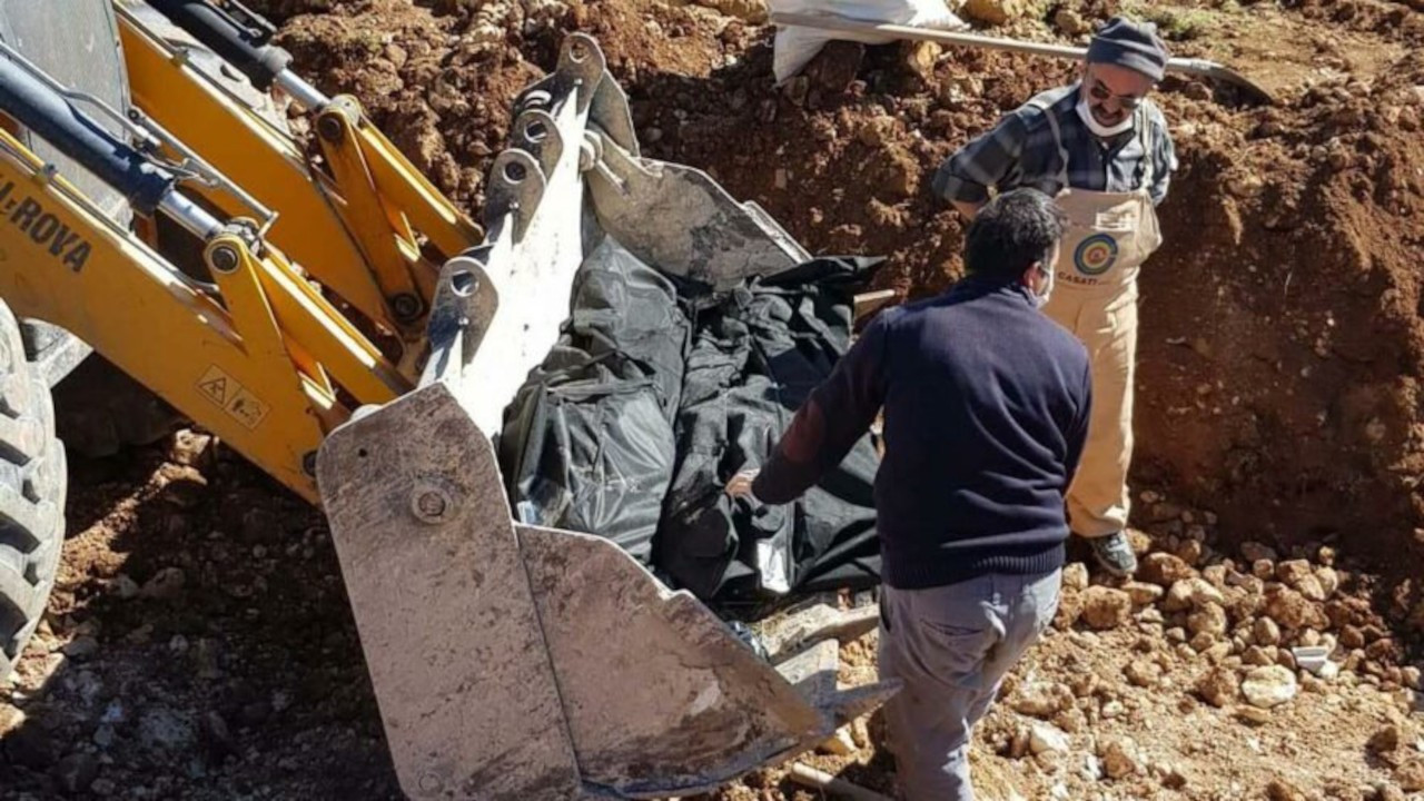 AK Partili belediyenin mezarlık nakli: Cenazeler kepçeyle taşındı