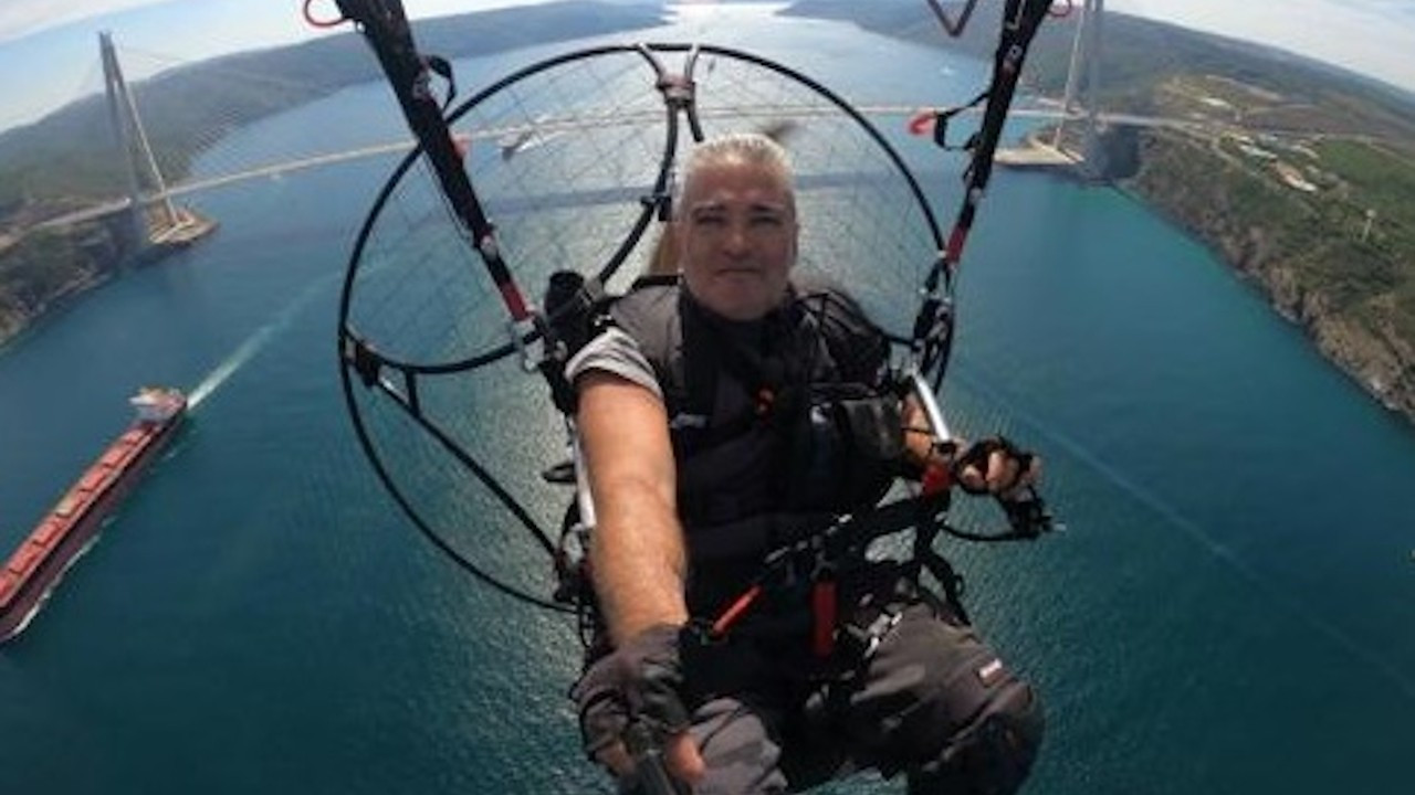 Teknelerin üzerine düşen paramotorun pilotu öldü