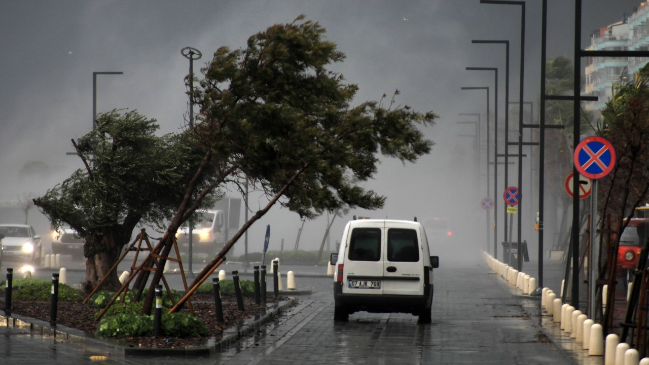 Antalya'yı felç eden fırtına: Hızı 123 kilometreyi buldu