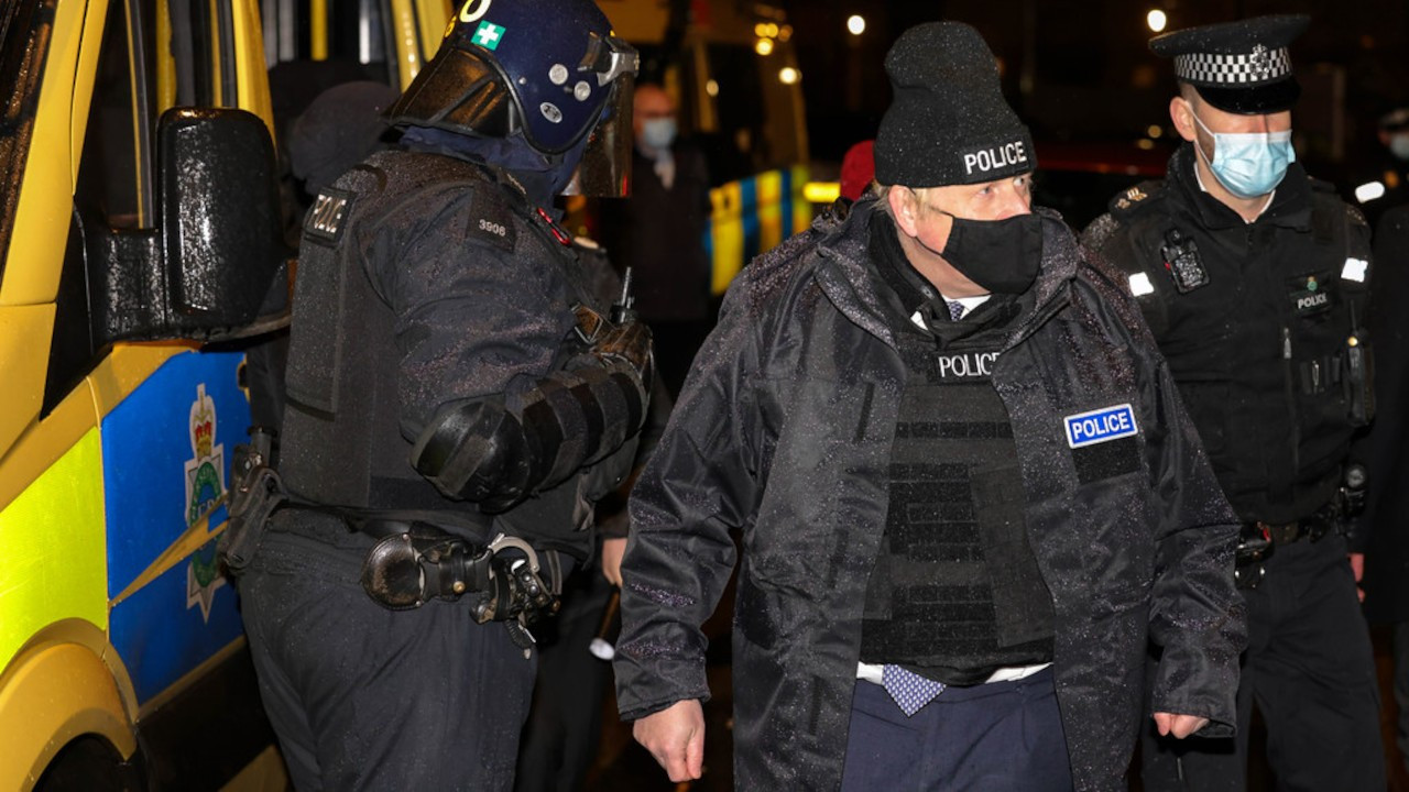 İngiltere Başbakanı polis üniformasıyla uyuşturucu baskınına katıldı