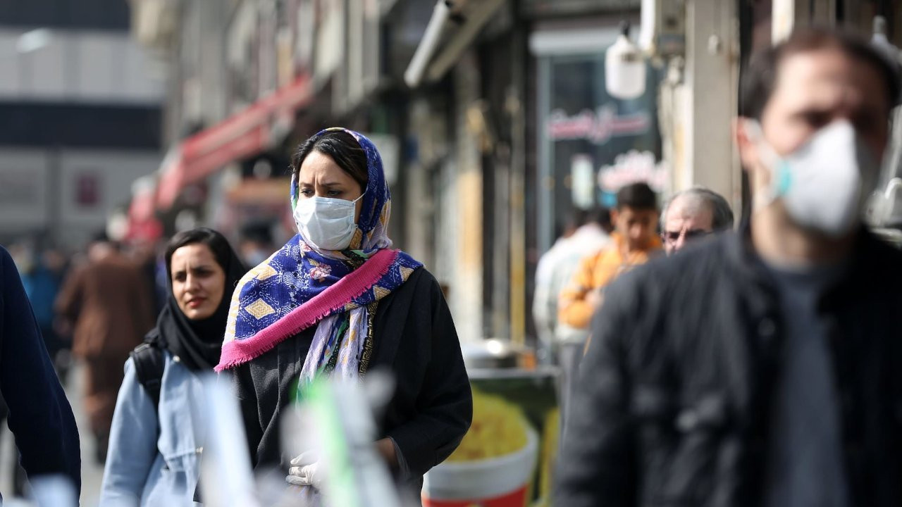 İran'da şehirlerarası seyahatlere aşı veya test zorunluluğu getirildi