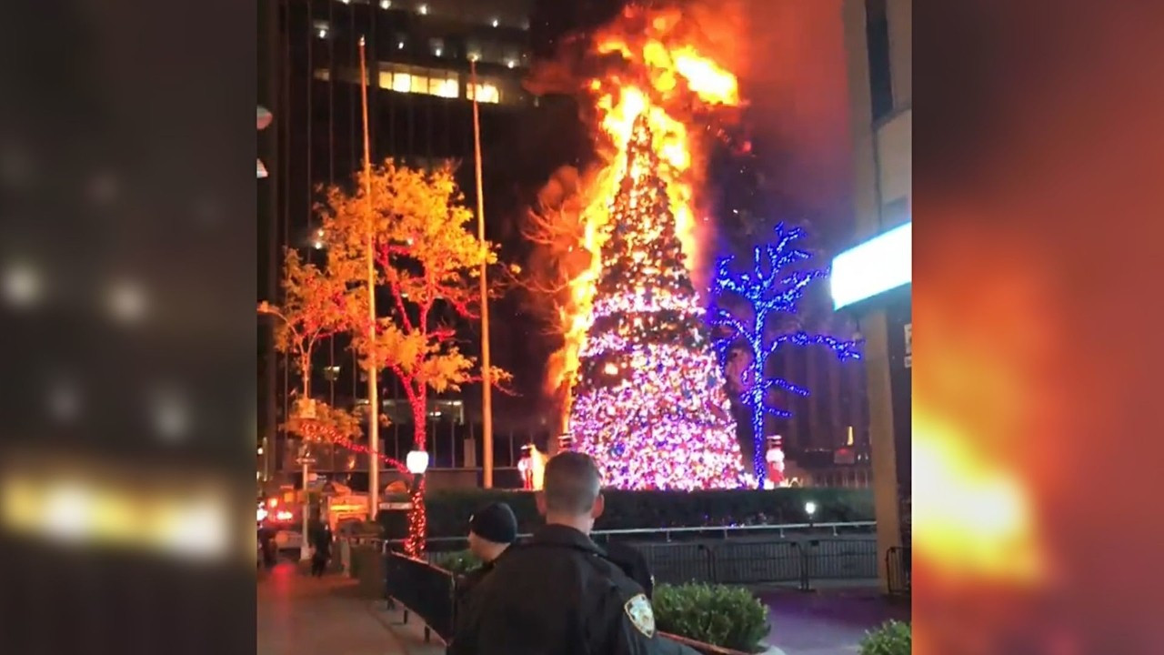 New York'ta Noel ağacı ateşe verildi