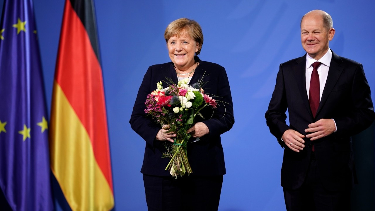 Angela Merkel görevini Scholz'a devretti