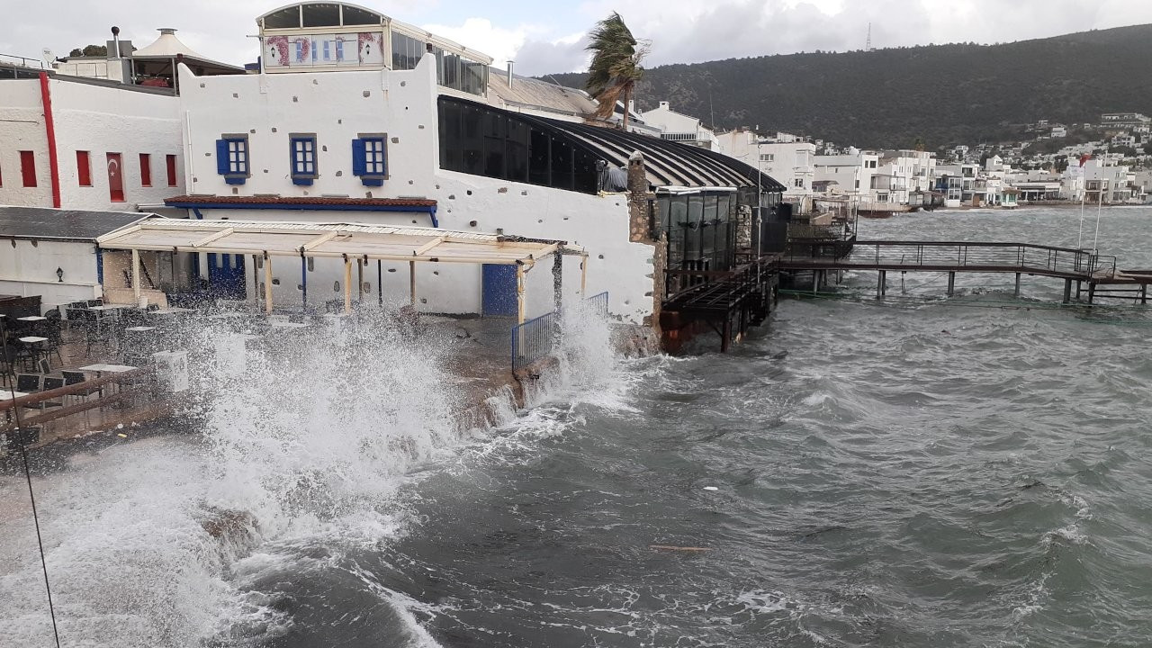 Bodrum'u fırtına vuruyor