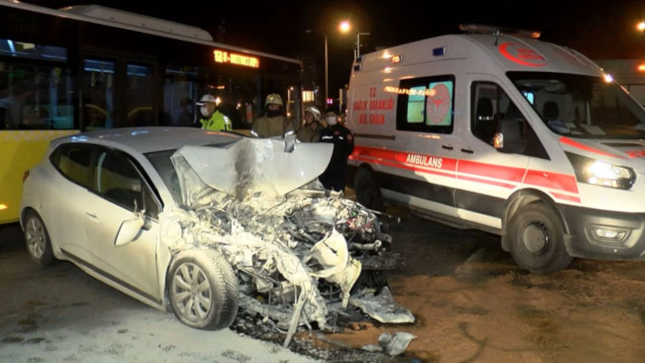 Kadıköy’de özel halk otobüsüne çarpan otomobil yandı