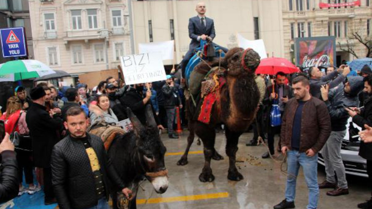 Aşı karşıtları Beyoğlu'nda deve ve eşekle eylem yaptı