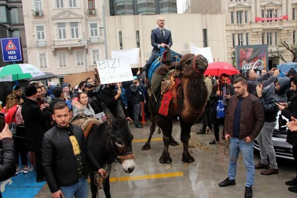 Aşı karşıtları Beyoğlu'nda deve ve eşekle eylem yaptı - Sayfa 1