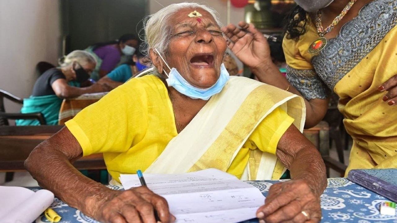 Hindistan'da 104 yaşında okuma yazma öğrenen kadın İngilizce sınavına da girecek